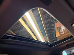 【サンルーフ】開放感たっぷりの希少装備、サンルーフが装着されています！車内に明かりを取り入れたり景色を楽しむ以外にも、車内の空気も簡単に換気できて快適です！
