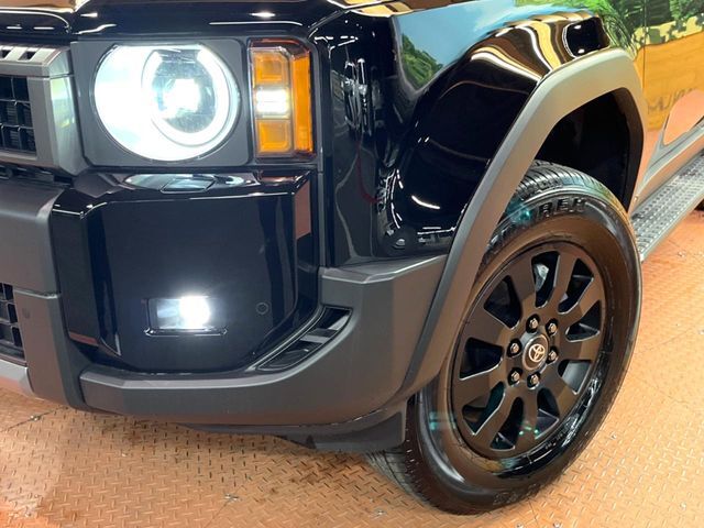 【LEDヘッドライト】悪天候や夜間走行時も良好な視界を確保し安心して運転できる高輝度LEDヘッドライトを装備！点灯速度が早く、消費電力も抑えられています。