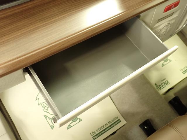 助手席前に薄型のBOXティッシュを収納できます。運転席からでも手が届き、使い勝手◎