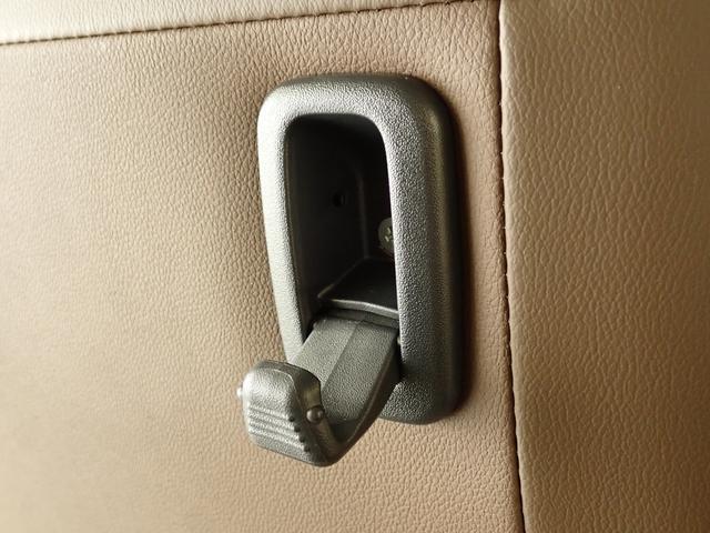 ショッピングバックなどをかけられるフックがあります。