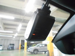 『ドライブレコーダー』動画を残すことで万が一の事態に遭遇した時の必須アイテムです！急ブレーキ・急ハンドルが起こった際、自動で記録が上書きされずに保存され、後でPC等で確認出来ます。