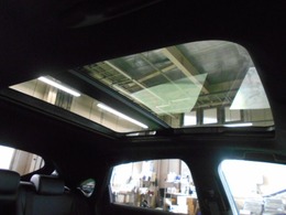 開放感のあるサンルーフが付いています！