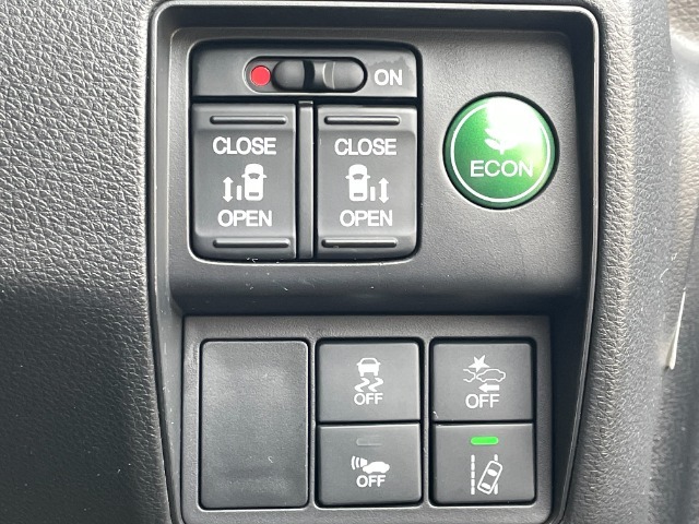 運転席右側に電動スライドドアのスイッチや衝突軽減ブレーキ【CMBS】のスイッチ等がついています。