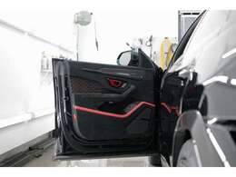 レッドインテリアドアハンドル/ペルフォルマンテトリムパッケージ（アルカンターラ)