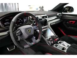 レザー/アルカンタラスポーツステアリングホイール/オプショナルステッチングステアリングホイール