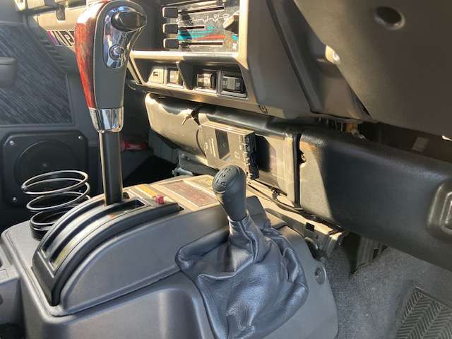 納車時、提携先のディーラー及び民間整備工場にて法定12ヶ月点検整備、専用診断機によるCPU診断、定期交換部品及び消耗品を交換後納車いたします。ご安心いただけると思います。