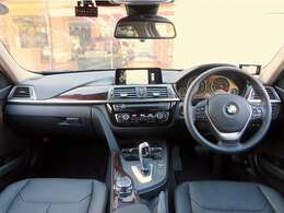 ◆インスツルメントパネルやインテリアトリムなどは、調和しなが洗練された室内を作り上げ、スイッチ類によって、優れた操作性をも実現。ドライバーの視線や動線を考え、人間工学に基づきデザインされています◆