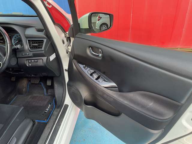 運転席側のドア部。パワーウィンドーのスイッチになります。サイドミラーの調整はこちら