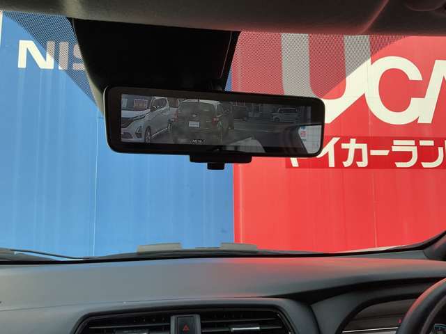 スマートルームミラーで後部座席に同乗者がいても後方視界がしっかりと確保できます☆