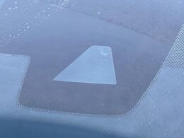 【インテリジェントエマージェンシーブレーキ】フロントカメラで前方の車両や歩行者を検知。衝突しそうな時は衝突被害軽減ブレーキが作動、衝突回避をサポート。より安全にドライブをお楽しみいただけます。