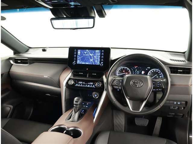 デザインもよく、居心地のよい運転席ですね。分かりやすいスイッチ類ですから操作もしやすく運転をサポートします。ぜひご来店いただき、実際にお座りいただいてステアリングを握ってみてください！
