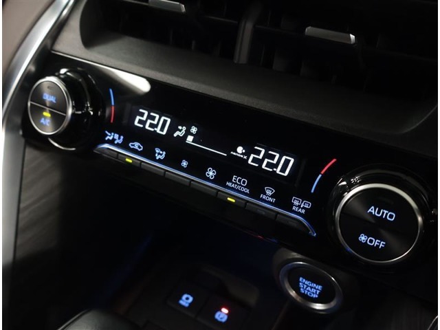 デザインもよく、居心地のよい運転席ですね。分かりやすいスイッチ類ですから操作もしやすく運転をサポートします。ぜひご来店いただき、実際にお座りいただいてステアリングを握ってみてください！