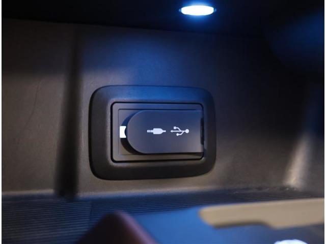 お車のキーはスマートキーです。キーを身につけた状態で車に近づき、ドアロックの解錠や施錠操作が出来ます。雨の日など両手がふさがっている時など、とっても便利ですね。