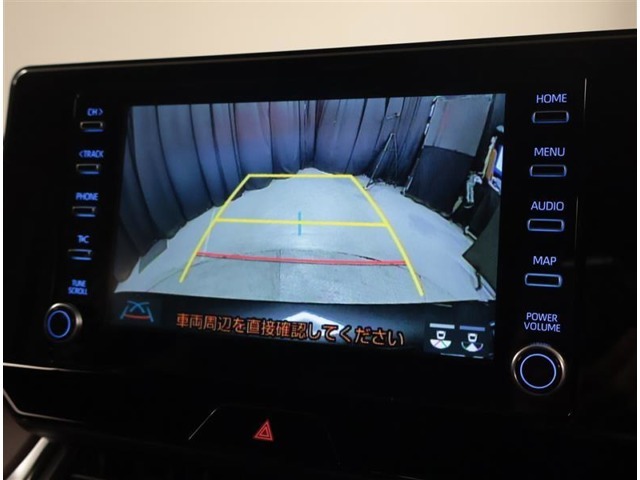 バックモニター付き。駐車の際のサポートとなり、必須アイテムのひとつですよね。それでも、バックする際は必ずご自身の目で確認をしてください。