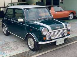 こちらの商品の特徴は、前女性オーナーがメイフェアのシート及びホイルを移植されております。