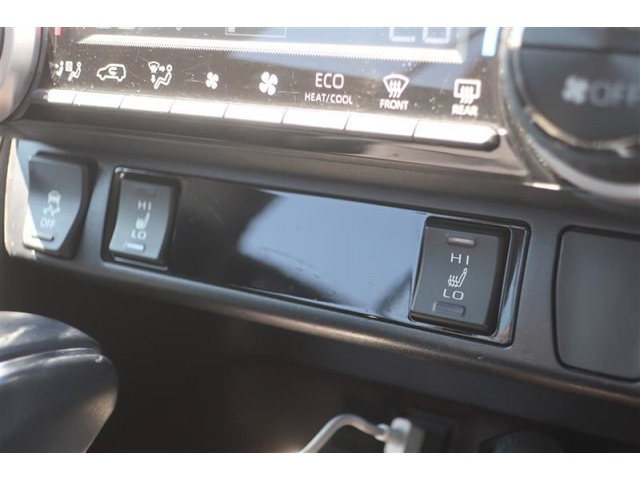 運転席と助手席にシートヒーターが付いています。