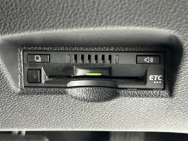 【ETC】有料道路を利用する際に料金所で停止することなく通過できる、ETC車載器（ノンストップ自動料金収受システム機器）が装備されています。セットアップを行うことで利用可能になります。