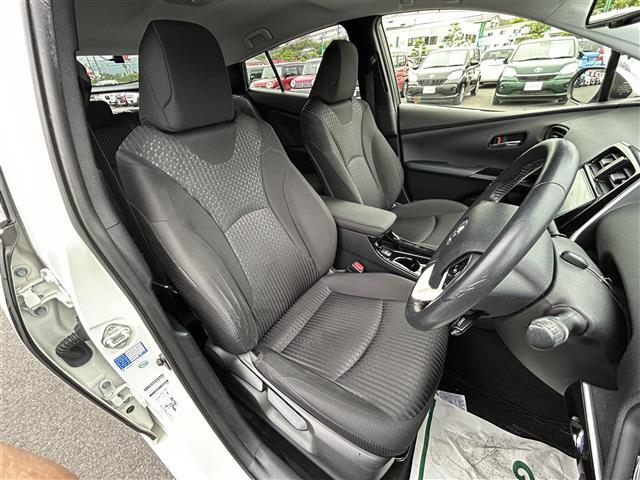 【運転席】座り心地が良いシートなので長時間の運転でも快適にお過ごしいただけます。新品のフロアマットのご注文も可能です。掲載箇所以外にご希望の写真がございましたらお気軽にお問い合わせ下さい。