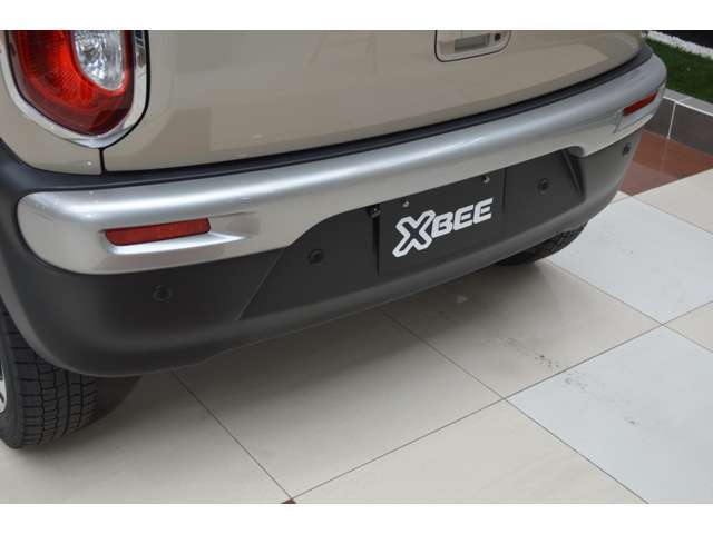 リヤバンパーに内蔵した4つの超音波センサーで後方の障害物との距離を測り4段階のブザー音で障害物の接近をお知らせするリアパーキングセンサーを搭載し、障害物との衝突を回避する後退時ブレーキサポート搭載です