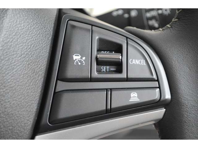 先行車との距離をミリ波レーダーで測定し、車間距離を保ちながら自動的に加速、減速します。車間距離は3段階で（短、中、長）で設定が可能なアダプティブクルーズコントロールです