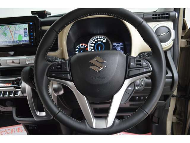 駐車場などで後退しているとき、リヤバンパー内に内蔵したミリ波レーダーで自車の後方左右から接近する車両を検知しマルチインフォメーションディスプレイの表示とブザー音によりドライバーに注意を促します。