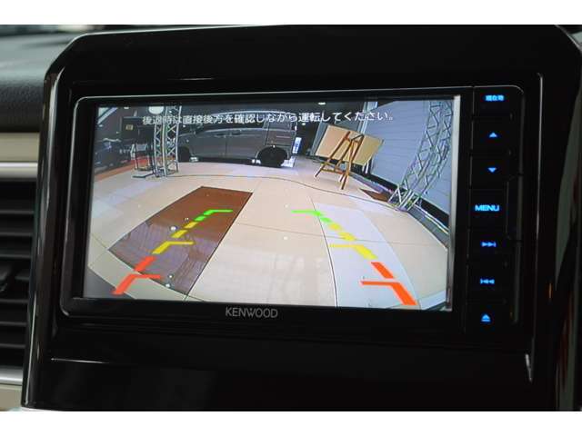 バックモニター機能付きです！バックする際に後方の様子をカーナビのモニター上に表示してくれます。運転席にいながら、後方が確認できるので、バック駐車が、スムーズに行えます。