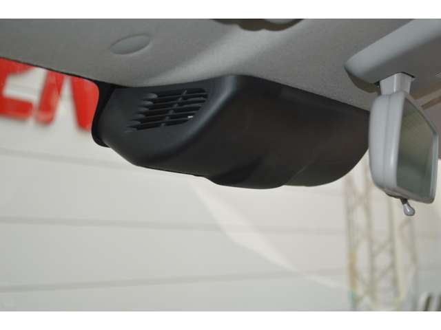 フロントガラスに設置した2つのセンサーで前方の人もクルマも検知して、衝突回避をサポートする、デュアルカメラブレーキサポートです