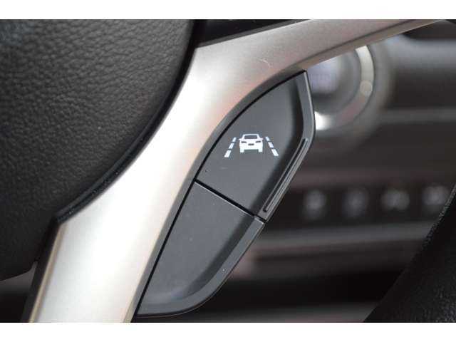 車線逸脱の可能性が高いとシステムが判断した場合に、ステアリング操作のアシストや警報によってドライバーに注意を促し、車線逸脱防止の支援を行ないます。