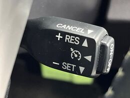 【クルーズコントロール】高速道路もラクラク走行。アクセルを離しても一定速度で走行ができ、長距離運転時の負担を軽減！加速・減速も簡単なスイッチ操作で調整できます。