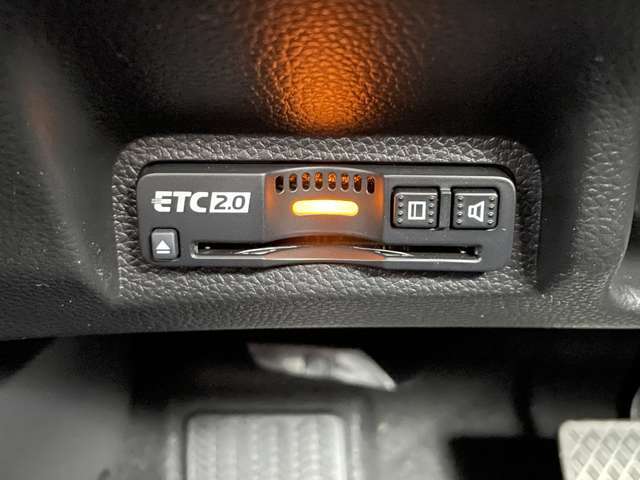 【ETC】有料道路を利用する際に料金所で停止することなく通過できる、ETC車載器（ノンストップ自動料金収受システム機器）が装備されています。セットアップを行うことで利用可能になります。