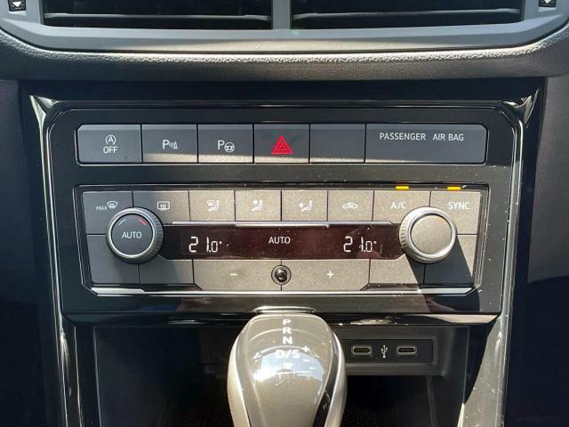 2ゾーンフルオートエアコンを装備していて、車内を快適な温度で保てます。
