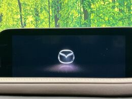 【8.8インチマツダコネクト】車内の雰囲気にマッチした大型のディスプレイ。スマホ接続でのナビ使用やBluetooth再生等、様々な機能が楽しめます。直感的なダイヤル操作が可能で、使い勝手も良好です。