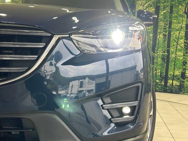【LEDヘッドライト】悪天候や夜間走行時も良好な視界を確保し安心して運転できる高輝度LEDヘッドライトを装備！点灯速度が早く、消費電力も抑えられています。
