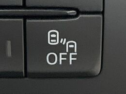 【ブラインドスポットモニタリング】走行中、ドアミラーの死角になりやすい箇所に後続車が接近するとサイドミラー付近に警告を表示、ドライバーに注意喚起をしてくれます。