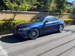 駆動方式はFRでMAX巡行速度は305kmとなっており、アウトバーンを快適に高速で移動することを視野に入れ作られております。