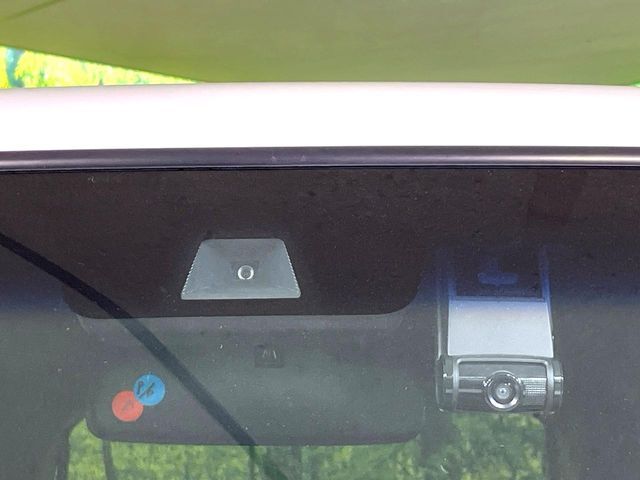 【ホンダセンシング】走行中に前方の車両等を認識し、衝突しそうな時は警報とブレーキで衝突回避と被害軽減をアシスト。より安全にドライブをお楽しみいただけます。