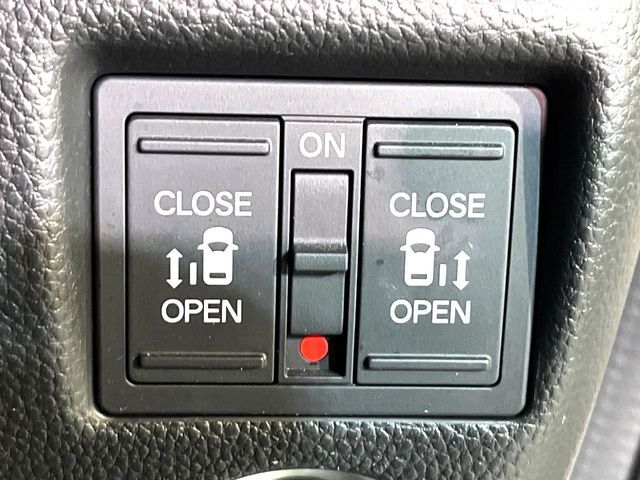 【両側パワースライドドア】スマートキーや運転席のスイッチで後席両側スライドドアの開閉が可能♪電動だから力を入れてドアを開ける必要が無く、小さなお子様でも簡単に開け閉めでき快適です♪