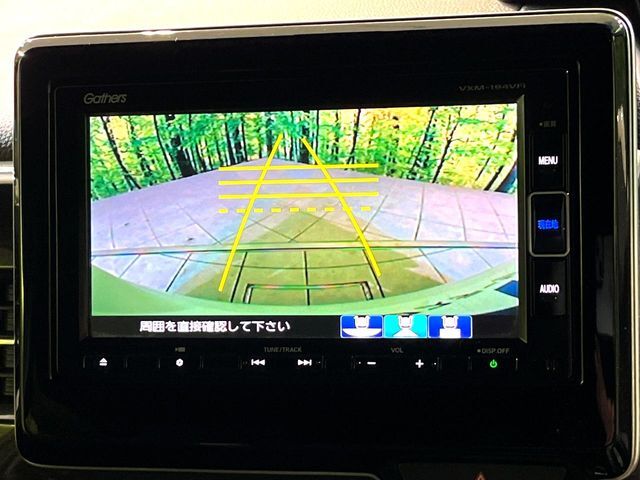 【バックカメラ】駐車時に後方がリアルタイム映像で確認できます。大型商業施設や立体駐車場での駐車時や、夜間のバック時に大活躍！運転スキルに関わらず、今や必須となった装備のひとつです！