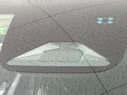 【ホンダセンシング】走行中に前方の車両等を認識し、衝突しそうな時は警報とブレーキで衝突回避と被害軽減をアシスト。より安全にドライブをお楽しみいただけます。