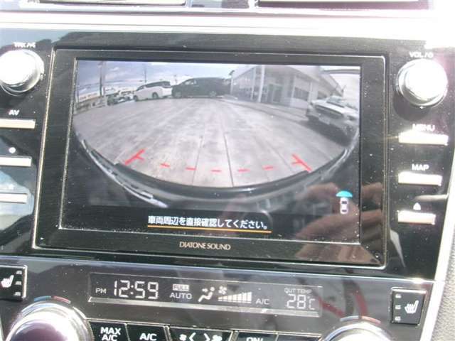 【バックモニター】バックカメラが装着されています。車庫入れが苦手な方もこれがあれば安心ですね