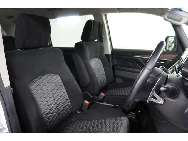 内装ブラック　フロントシートヒーター　運転席にはパワーシートを装備