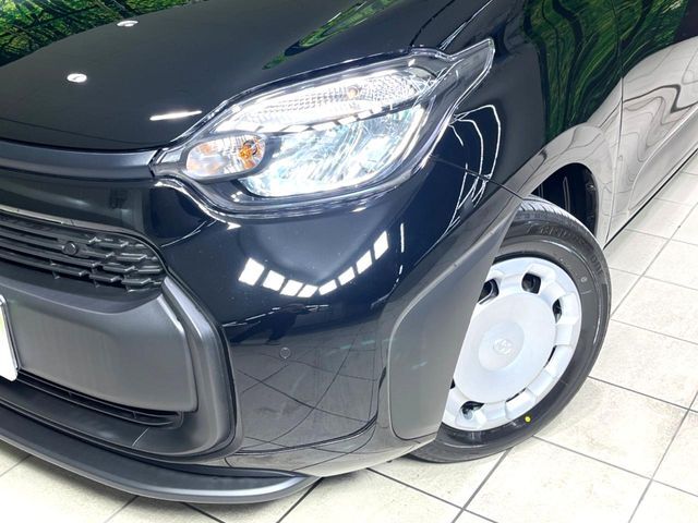 【LEDヘッドライト】悪天候や夜間走行時も良好な視界を確保し安心して運転できる高輝度LEDヘッドライトを装備！点灯速度が早く、消費電力も抑えられています。