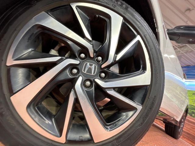 【純正18インチアルミホイール】外観にマッチした純正アルミホイールを装着しております。各種社外アルミホイールや、スタッドレスタイヤも取扱いしております。是非ご相談ください♪