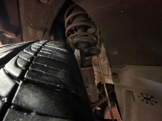 お車を安心してお乗りいただく為には、足回りの定期点検が欠かせません。サービスサポート（有償保証）では無料点検もご提供しており、安心のカーライフをお過ごしいただけるサポート体制が整っています。