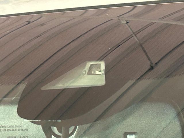 【ホンダセンシング】走行中に前方の車両等を認識し、衝突しそうな時は警報とブレーキで衝突回避と被害軽減をアシスト。より安全にドライブをお楽しみいただけます。