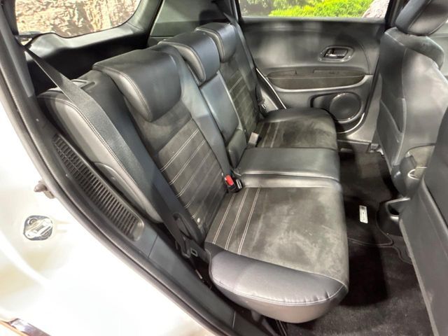 後部座席も気になるようなキズ・汚れやへたり等、大きなダメージはなく、良好な状態です。