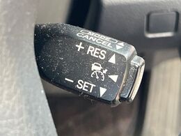 【レーダークルーズコントロール】高速道路での長距離走行が楽に！！自動で速度を保つクルーズコントロールが、衝突軽減システムと連携し、前方の車両を感知して車間を保つように速度調節してくれます！！