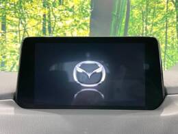 【8インチマツダコネクト】車内の雰囲気にマッチした大型のディスプレイ。スマホ接続でのナビ使用やBluetooth再生等、様々な機能が楽しめます。直感的なダイヤル操作が可能で、使い勝手も良好です。