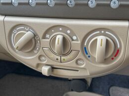 寒い冬も暑い夏も全席に快適な空調を届けてくれる、ダイヤル式エアコンを装備♪