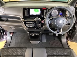 車内は光触媒抗菌消臭施工済です。インパネ周りはスタイリッシュなデザインです。グローブボックスやカップホルダーのほかにトレーなどたくさんの収納スペースが付いています。